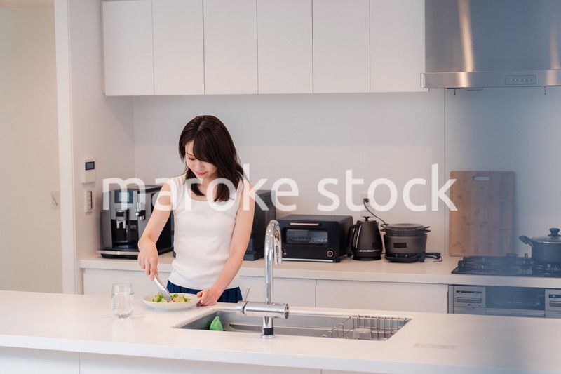 家でご飯を作る若い女性