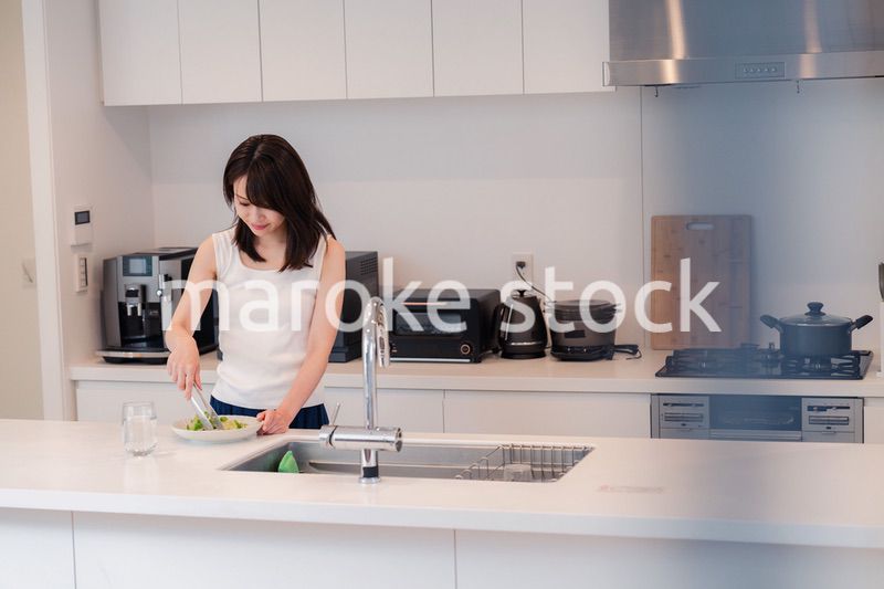 家でご飯を作る若い女性