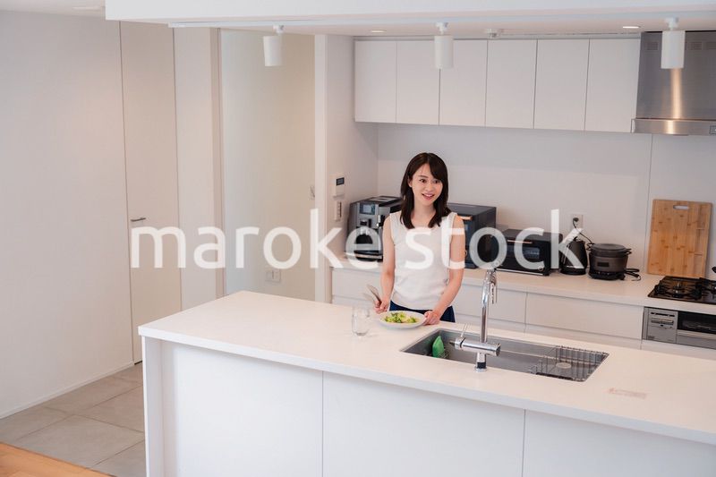 家でご飯を作る若い女性