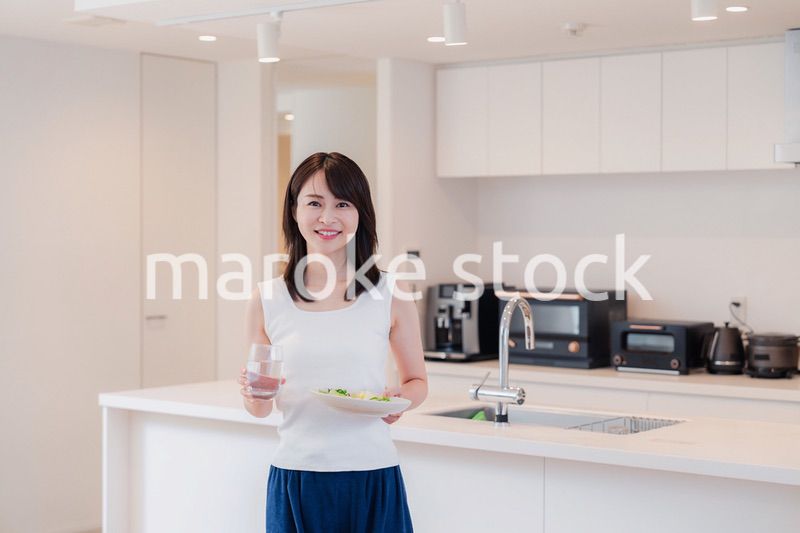 朝食を作る若い女性