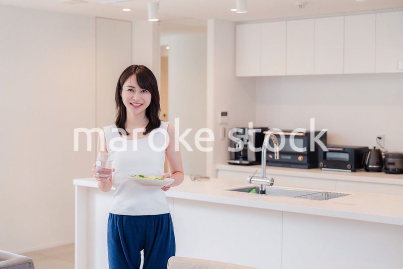 朝食を作る若い女性