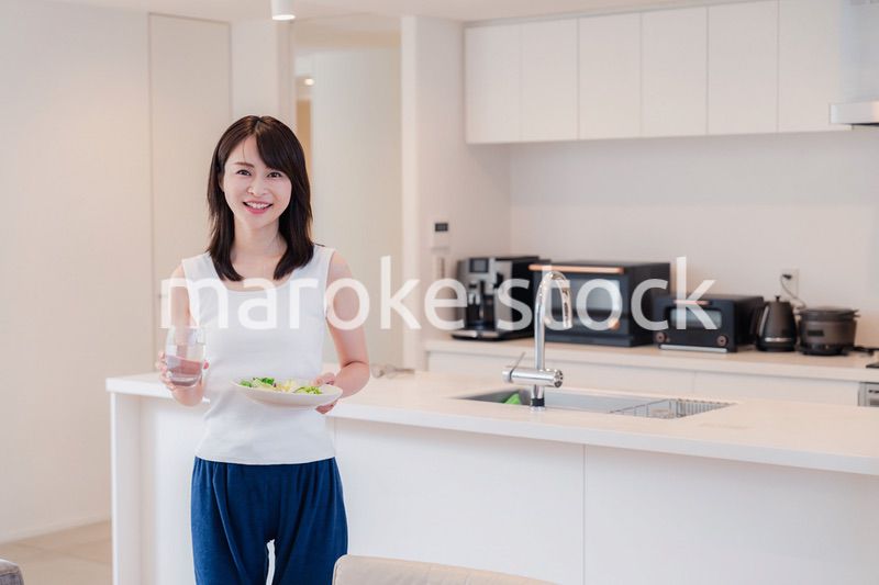 朝食を作る若い女性