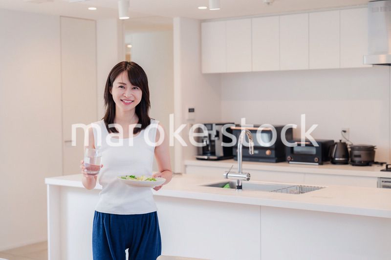 朝食を作る若い女性