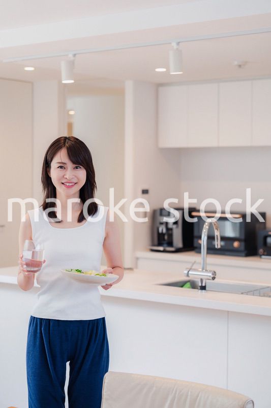 朝食を作る若い女性