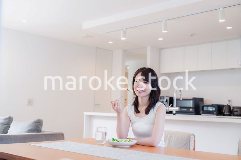 家でご飯を食べる若い女性