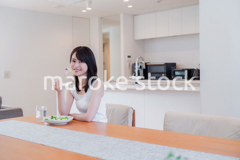 家でご飯を食べる若い女性