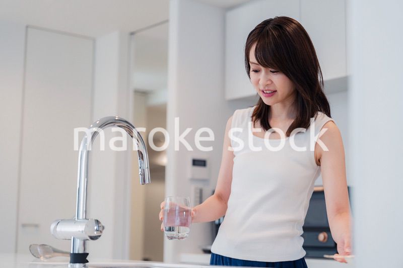 家でご飯を作る若い女性