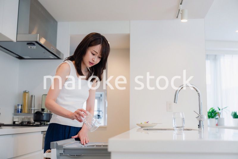 ビルトイン食洗機を使う若い女性