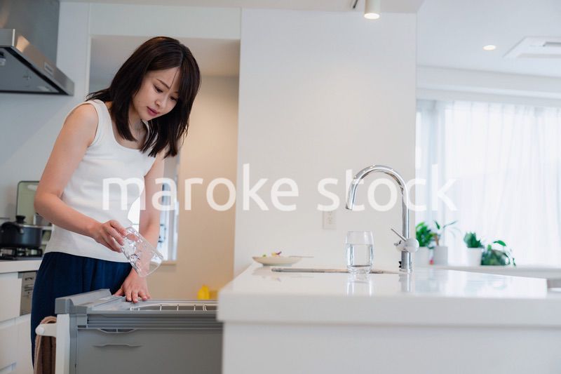 ビルトイン食洗機を使う若い女性