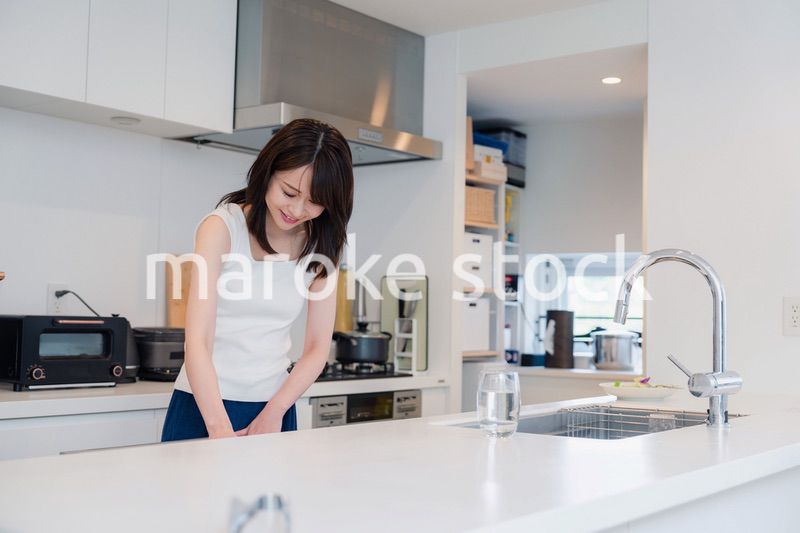 ビルトイン食洗機を使う若い女性