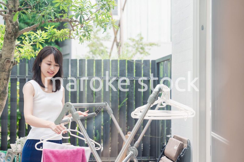 洗濯物を干す若い女性