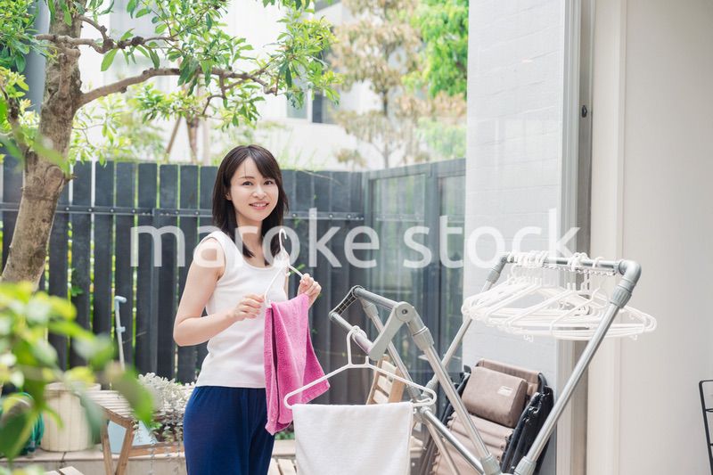 洗濯物を干す若い女性