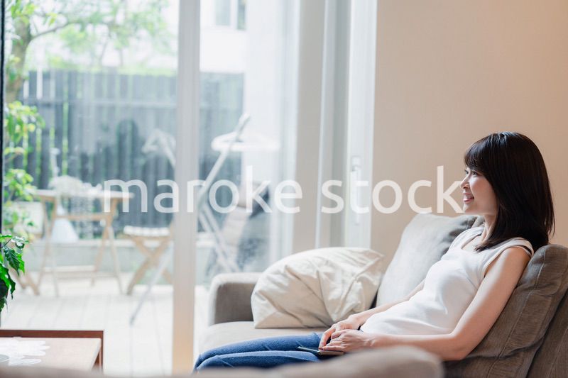 家でテレビを見る若い女性