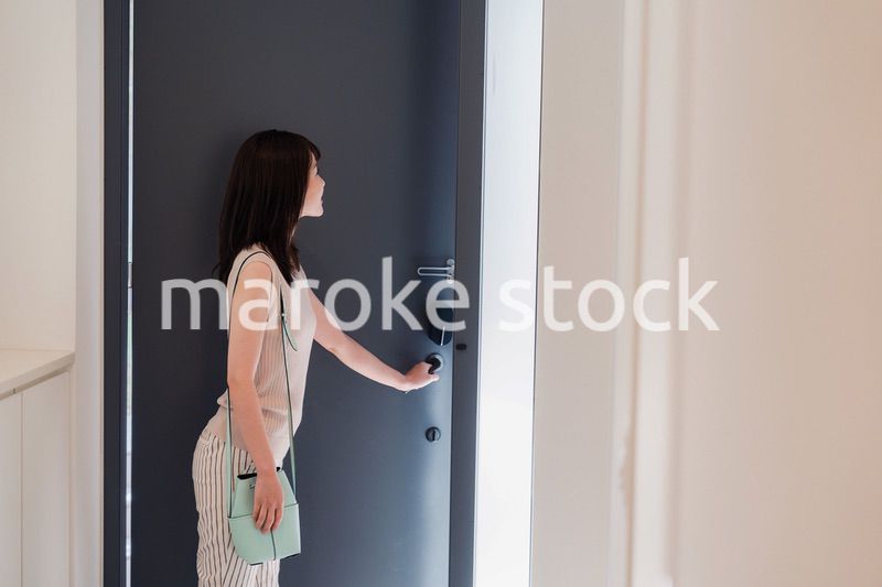 家を出発する若い女性