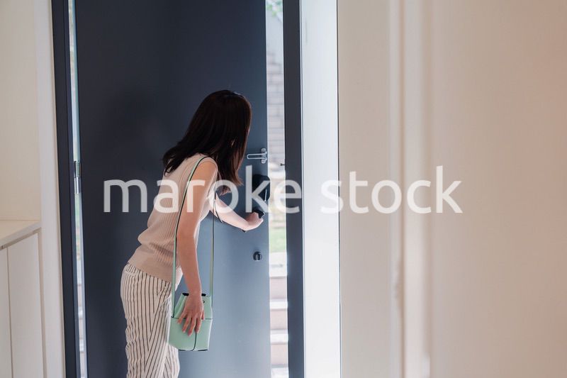 家を出発する若い女性