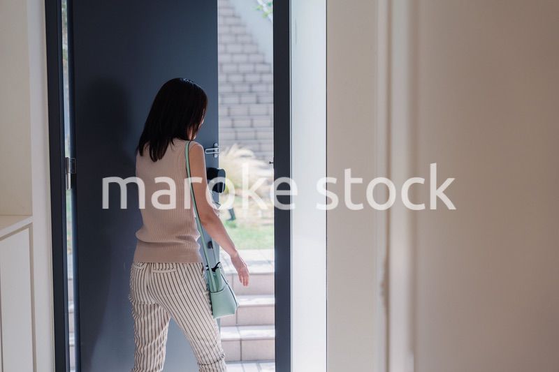 家を出発する若い女性