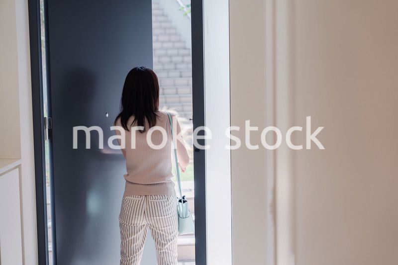 家を出発する若い女性