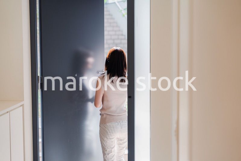 家を出発する若い女性