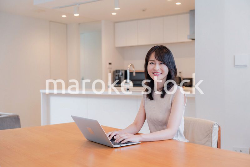 在宅勤務をする若い女性