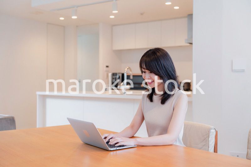 在宅勤務をする若い女性