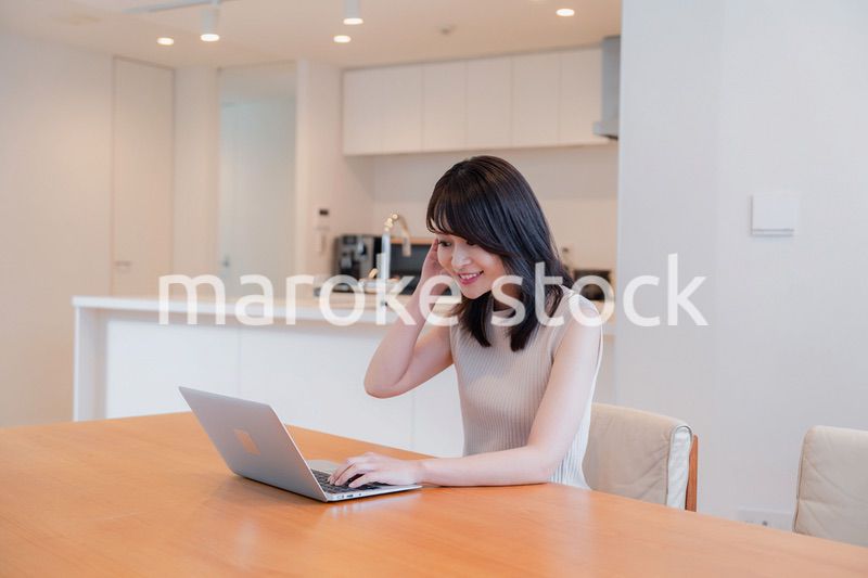 在宅勤務をする若い女性