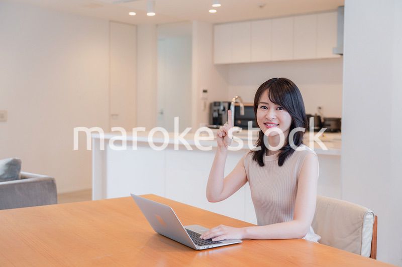 在宅勤務をする若い女性