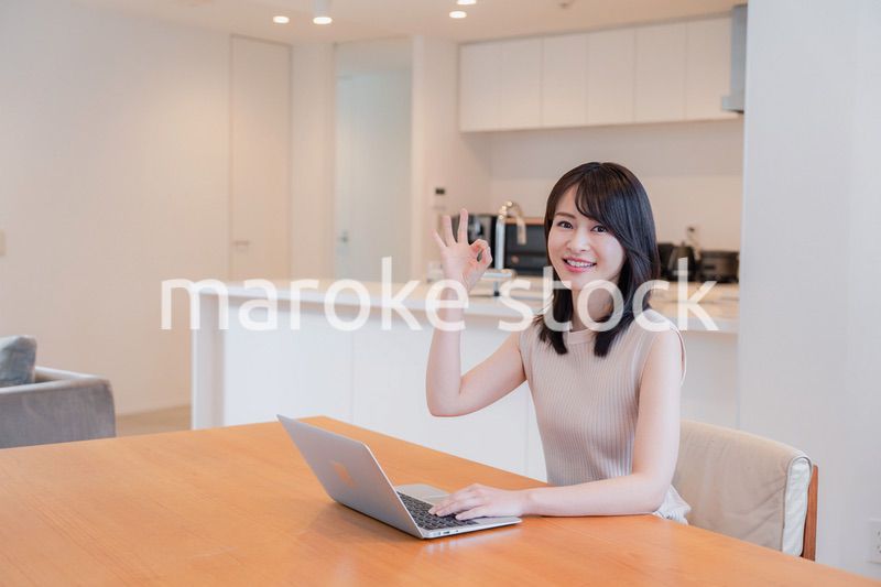 在宅勤務をする若い女性