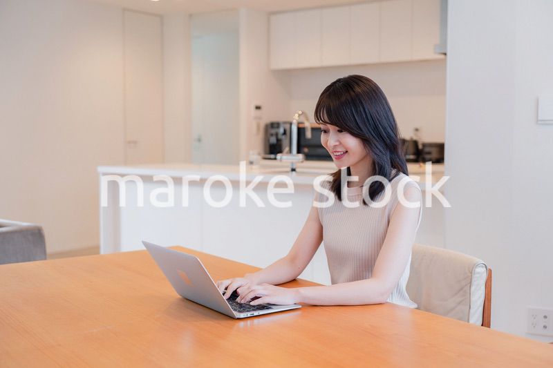 在宅勤務をする若い女性