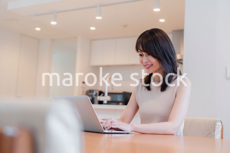 在宅勤務をする若い女性