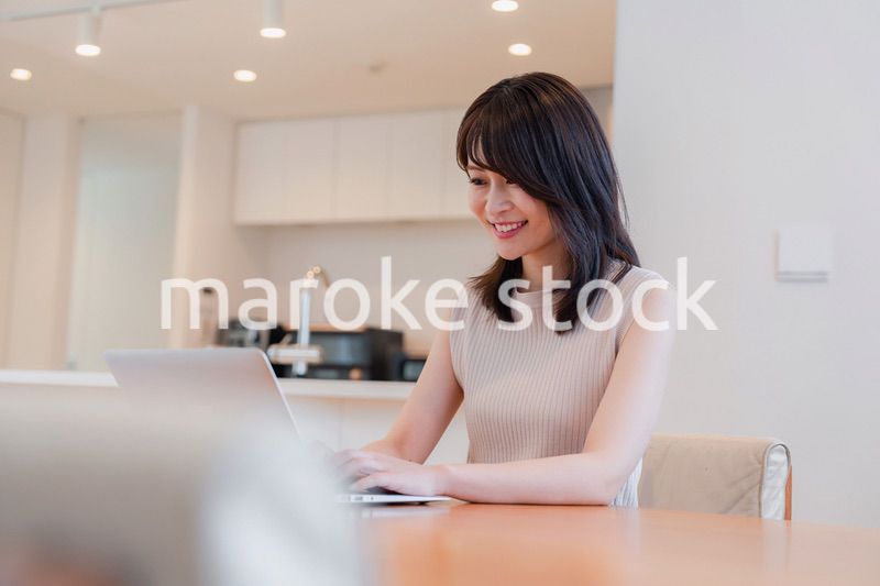 在宅勤務をする若い女性