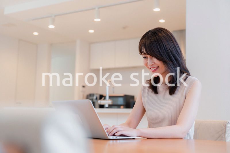 在宅勤務をする若い女性