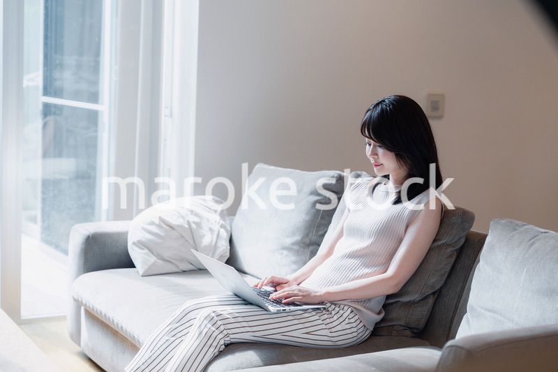 在宅勤務をする若い女性