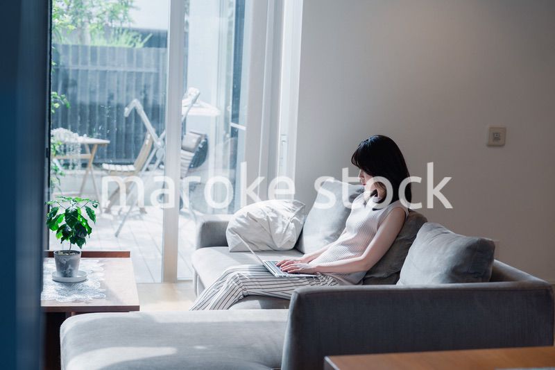 在宅勤務をする若い女性