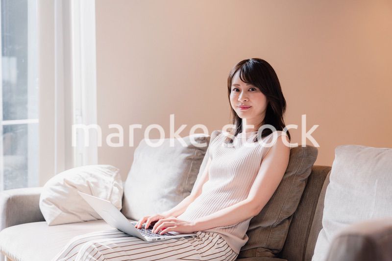 在宅勤務をする若い女性