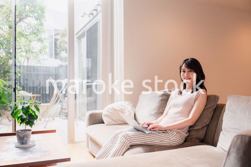 在宅勤務をする若い女性