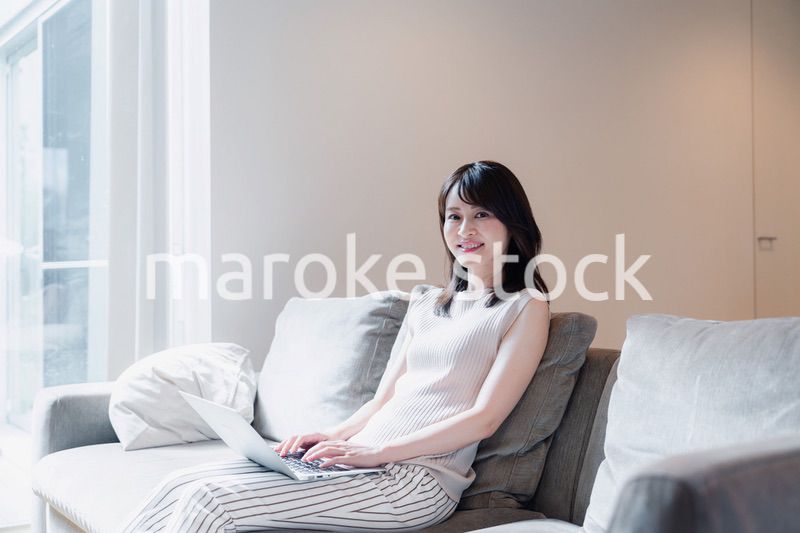 在宅勤務をする若い女性