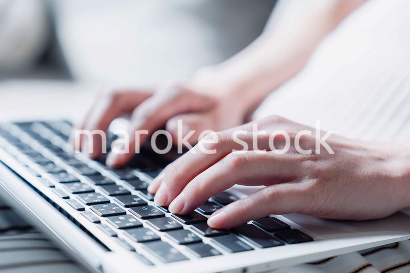 在宅勤務をする若い女性