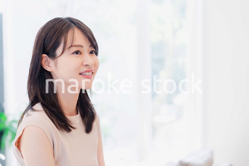 家でリラックスをする若い主婦