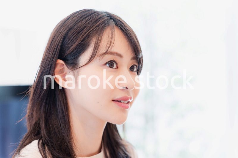 家でリラックスをする若い主婦