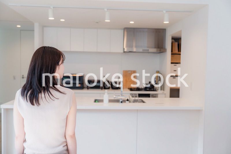 家でリラックスをする若い主婦