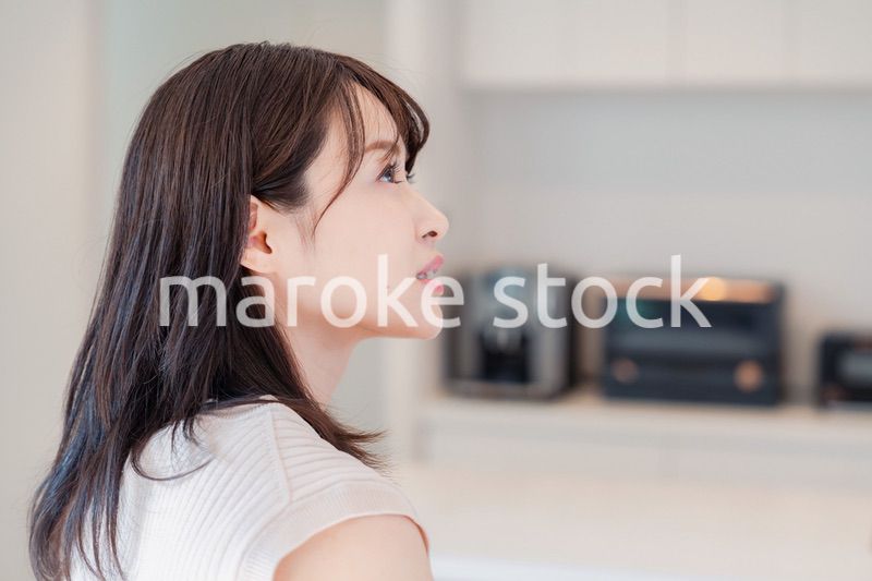 家でリラックスをする若い主婦