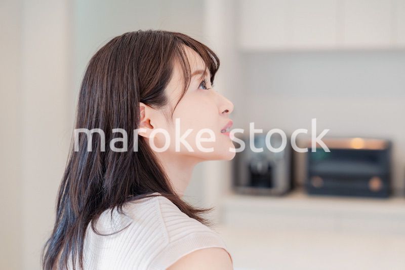 家でリラックスをする若い主婦