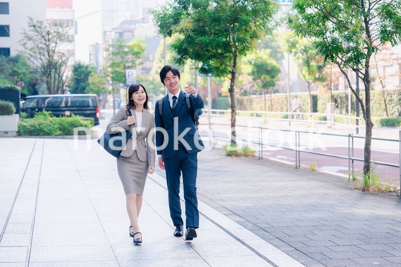 男女で外を歩くビジネスパーソン