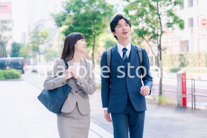男女で外を歩くビジネスパーソン
