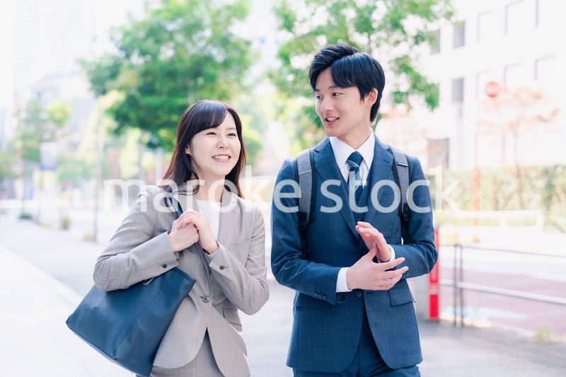 男女で外を歩くビジネスパーソン