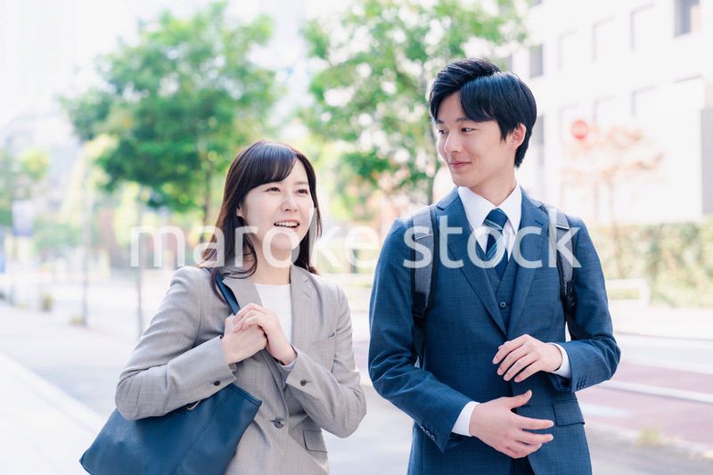 男女で外を歩くビジネスパーソン