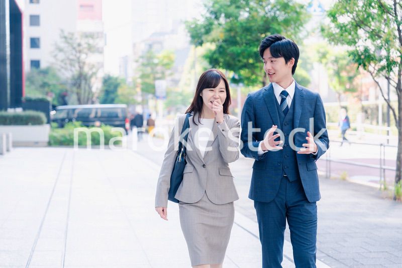 男女で外を歩くビジネスパーソン