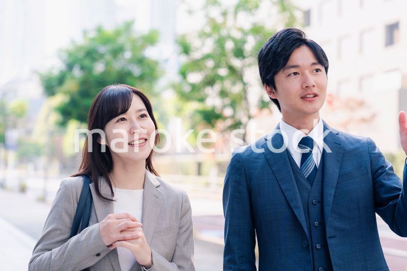 男女で外を歩くビジネスパーソン