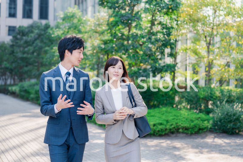 男女で外を歩くビジネスパーソン