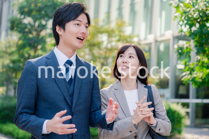 男女で外を歩くビジネスパーソン